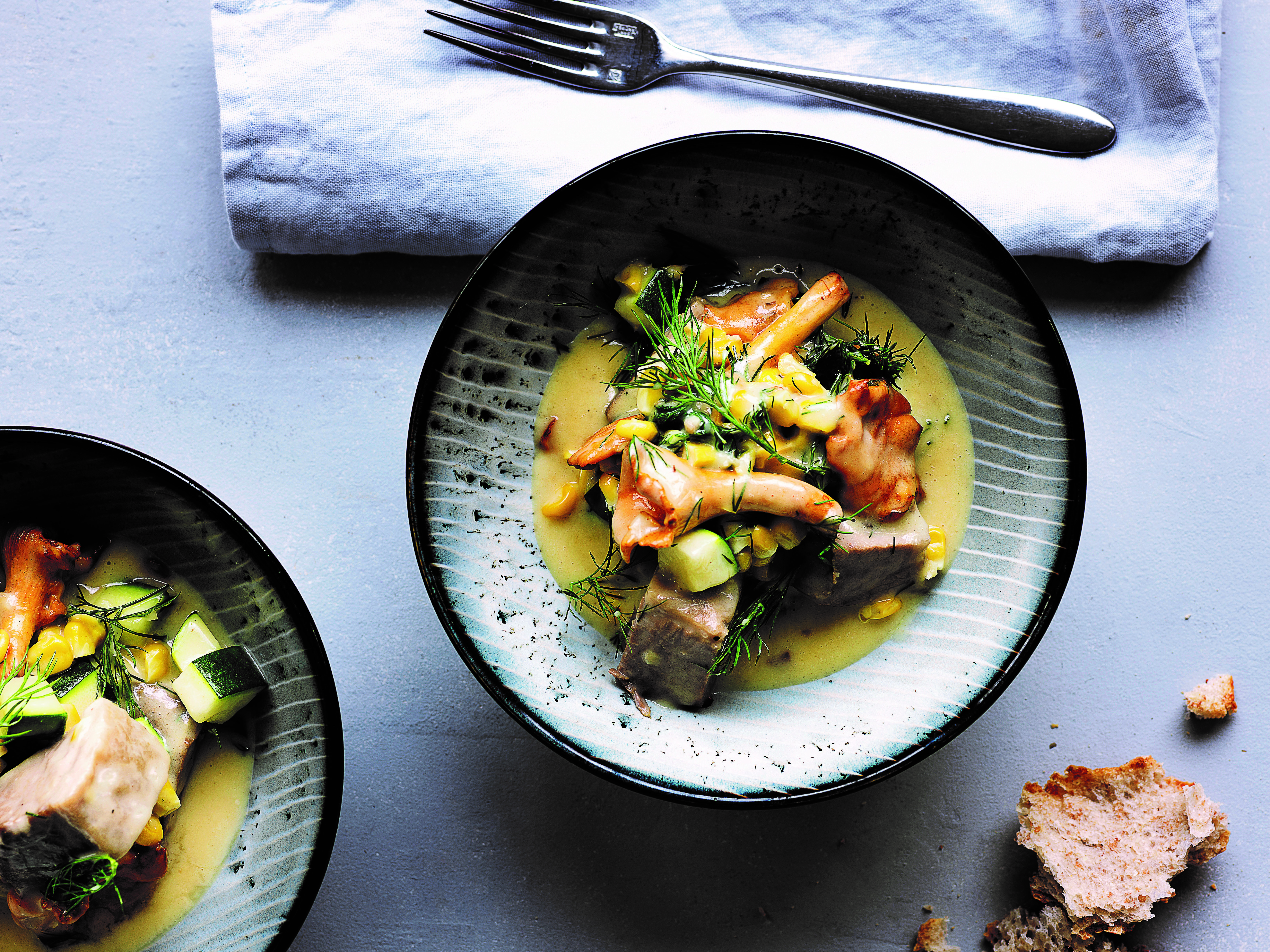 Simremad med kalvespidsbryst, kantareller og dild