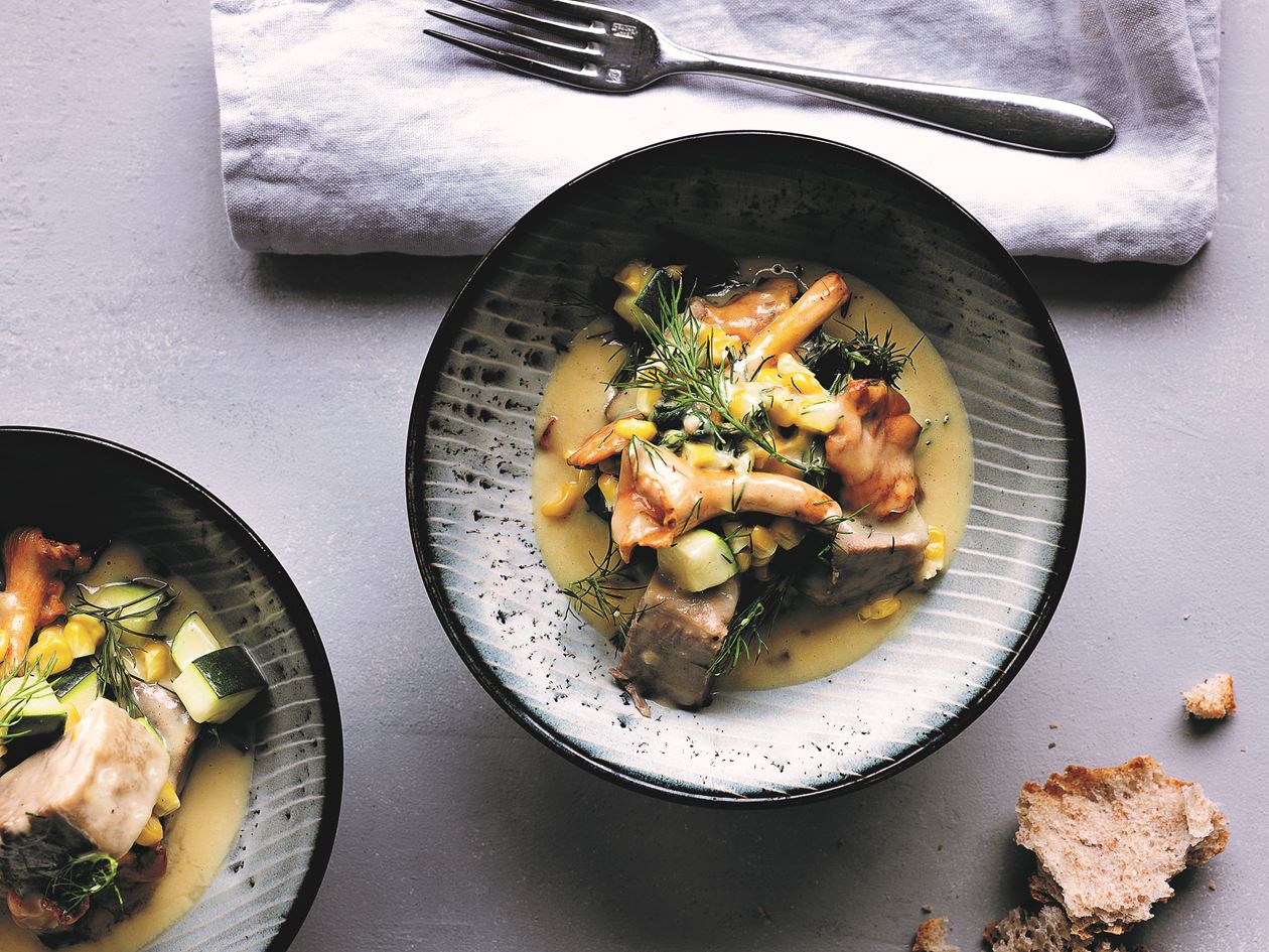 Simremad med kalvespidsbryst, kantareller og dild