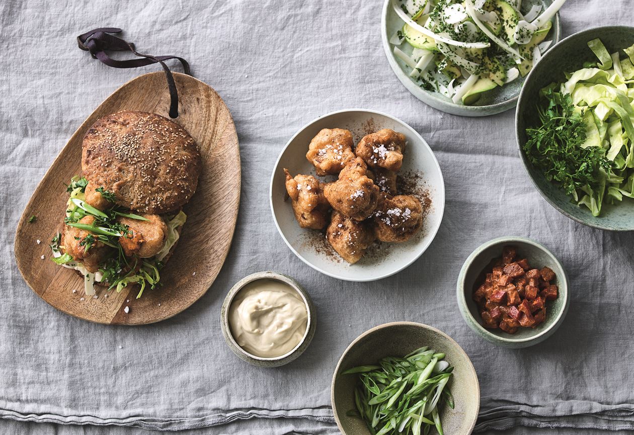 Friteret blomkål i burger