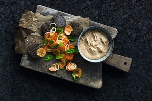 Opskrift på svampefrikadeller med flækærtehummus