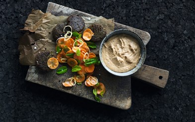 Opskrift på svampefrikadeller med flækærtehummus