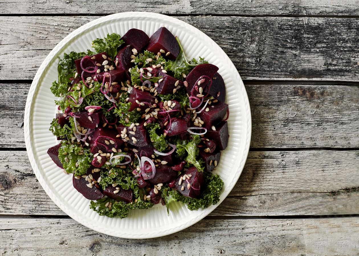 Gå en tur fleksibel rabat Salat med syltede rødbeder, grønkål og ristede kerner | Opskrift