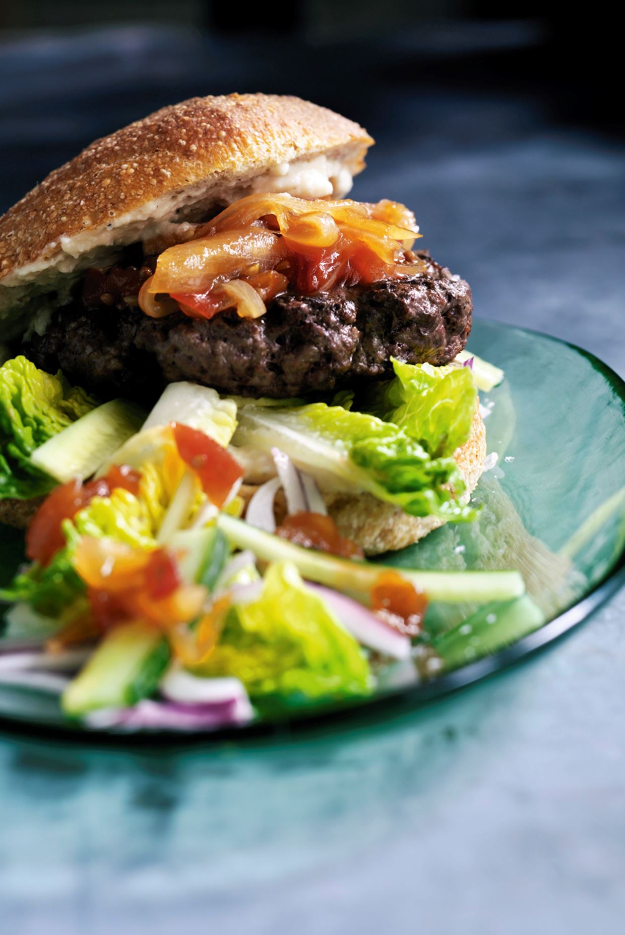 Andesbjergene realistisk Beskrivende Hjemmelavet burger | Opskrift på burger med tomatchutney