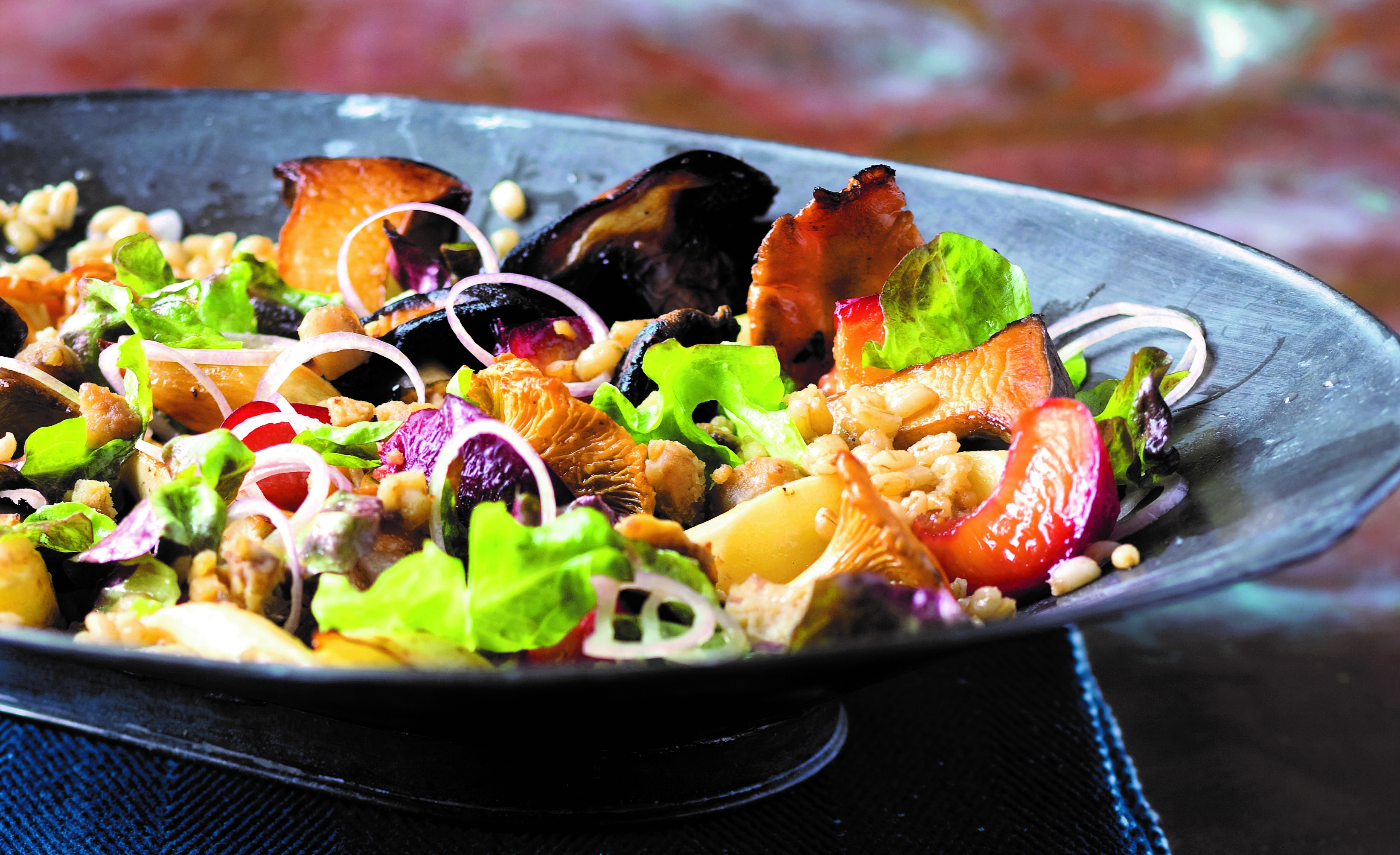 Opskrift på efterårssalat med bagte blommer og kastanjer