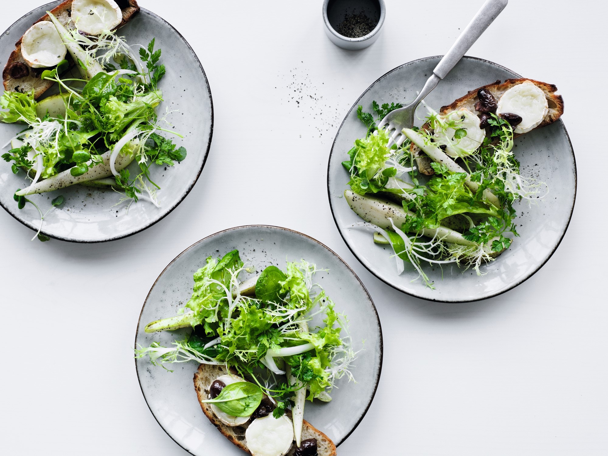 Opskrift på chevre chaud med pære og krydderurter