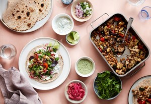 Opskrift på wraps med bagte grøntsager og kikærter