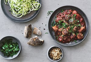 Opskrift på squashspaghetti med linseboller i tomatsauce