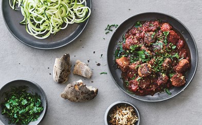 Opskrift på squashspaghetti med linseboller i tomatsauce