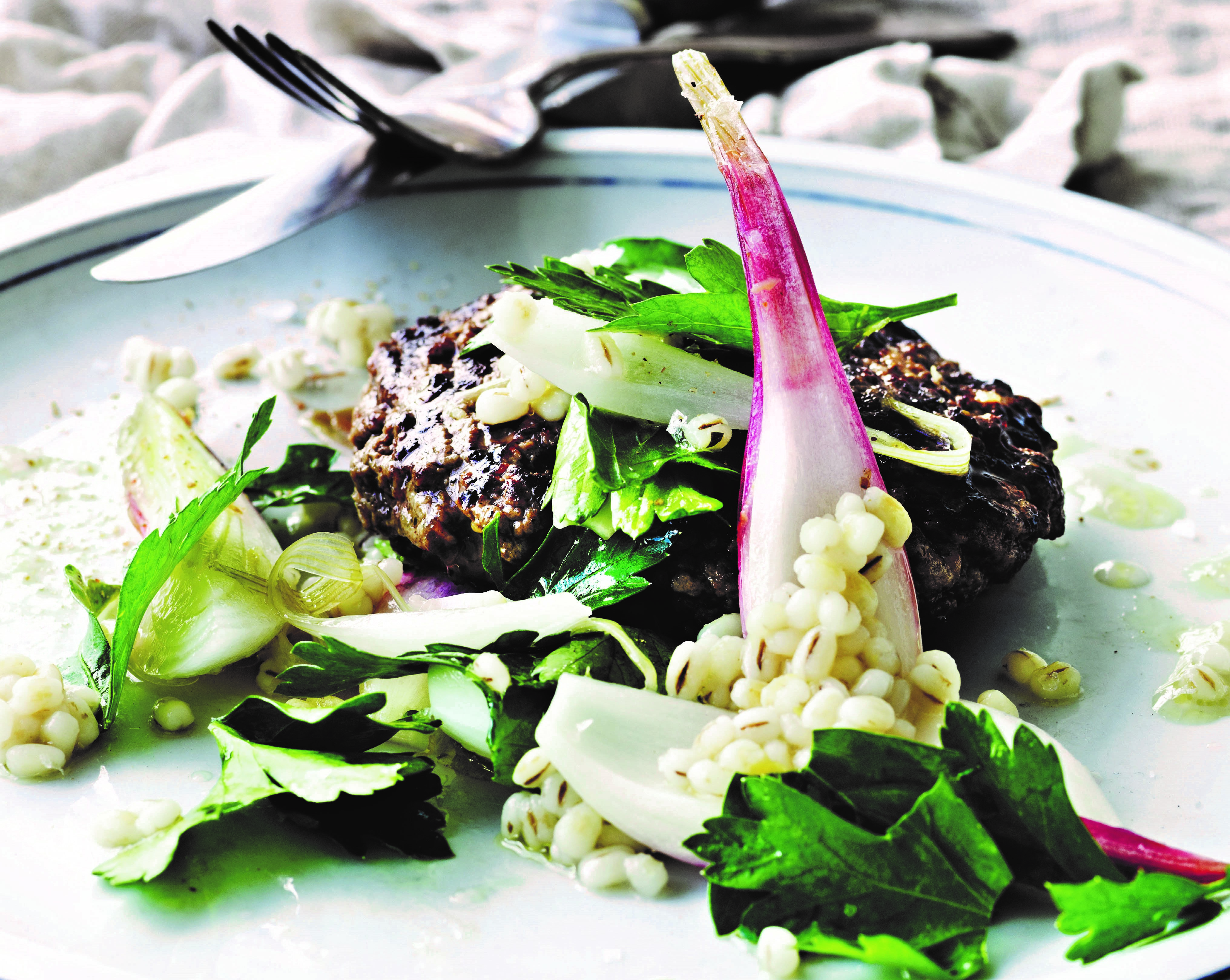 Opskrift på hakkebøffer med bagte nye løg, persille og perlebyg 