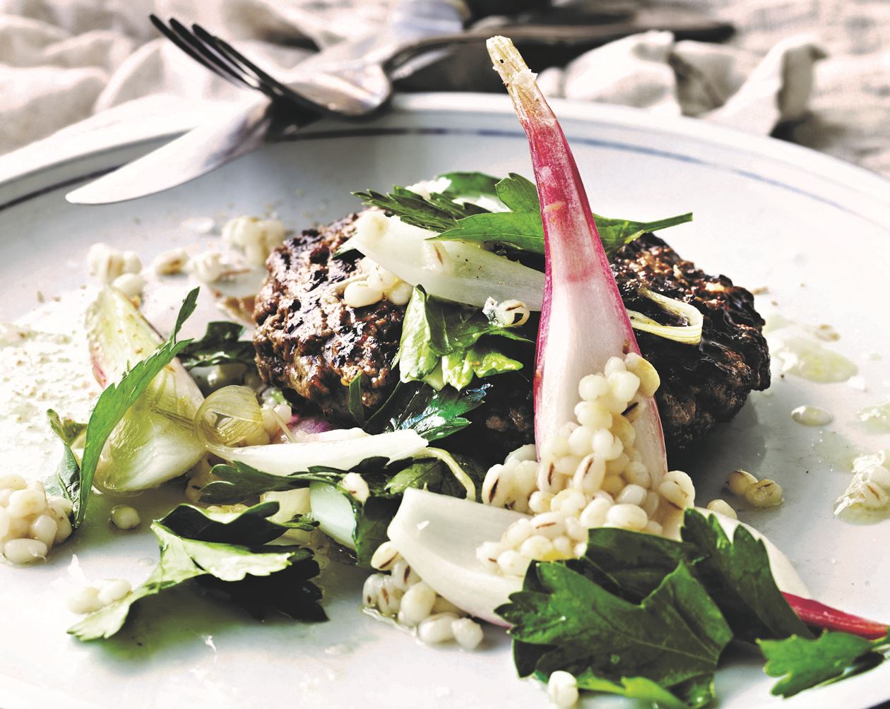 Opskrift på hakkebøffer med bagte nye løg, persille og perlebyg