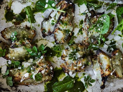 Opskrift på bagte jordskokker med spinat og hasselnødder