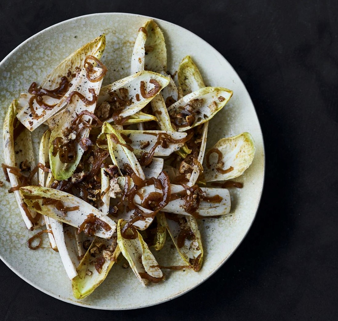 Opskrift på julesalat med stegte løg og croutoner