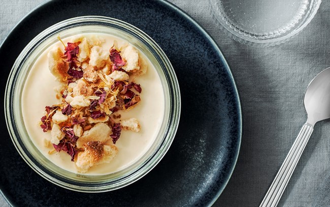Mørk og hvid chokolademousse drysset med tørrede roser