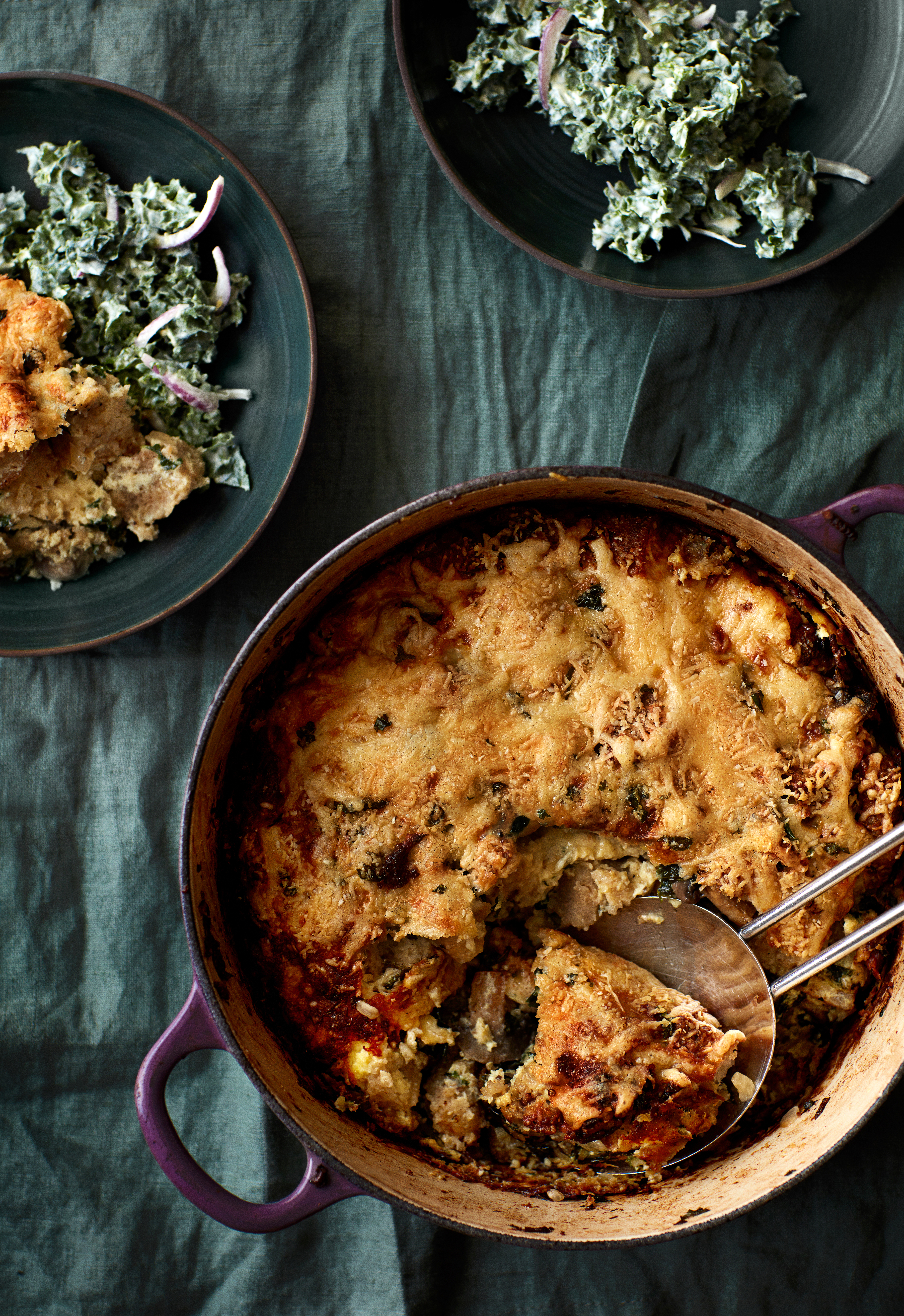 Brødgratin med ost, grønkål og svampe 