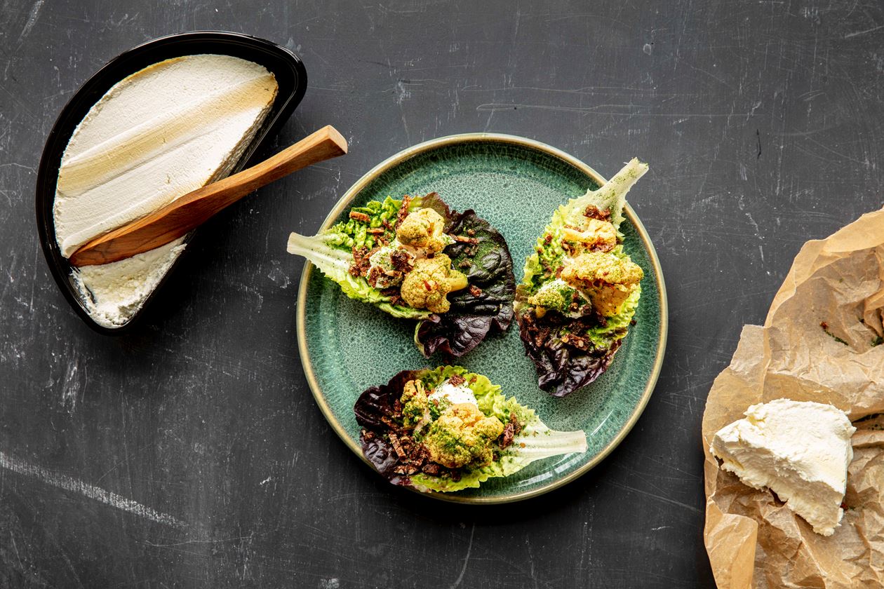 Salatwrap med rygeost og spicy blomkål