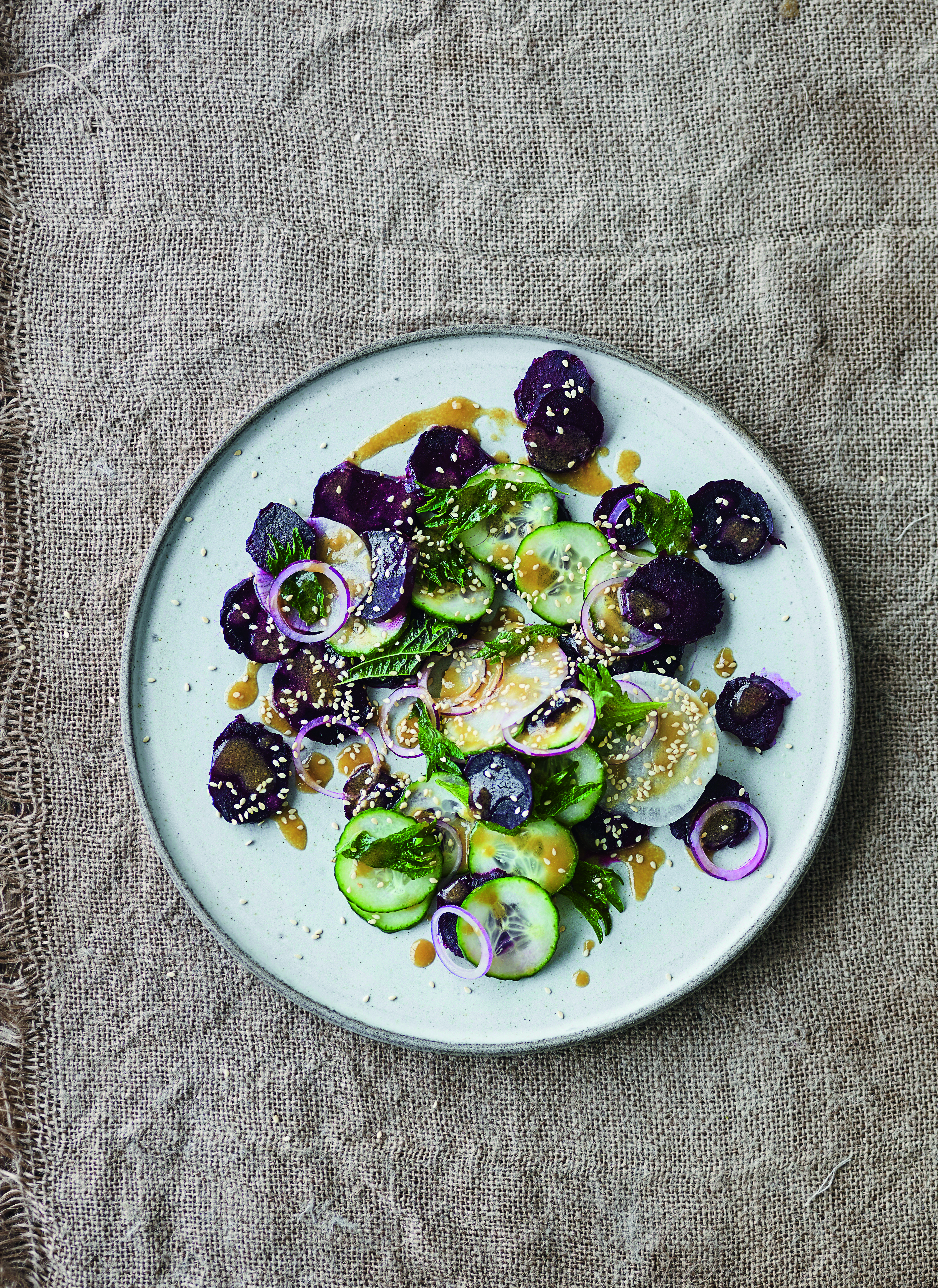 Salat af bagte rødbeder med fyldig misodressing