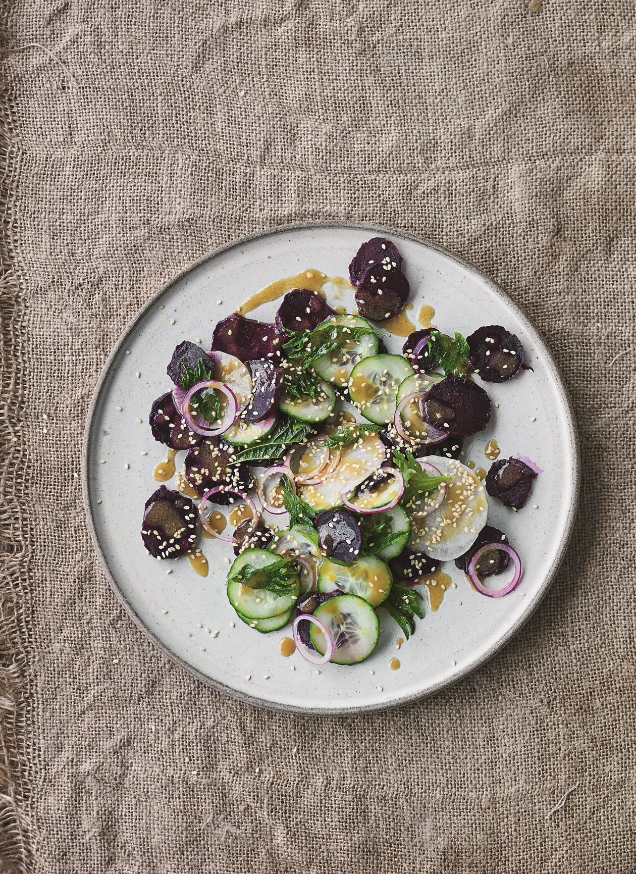 Salat af bagte rødbeder med fyldig misodressing