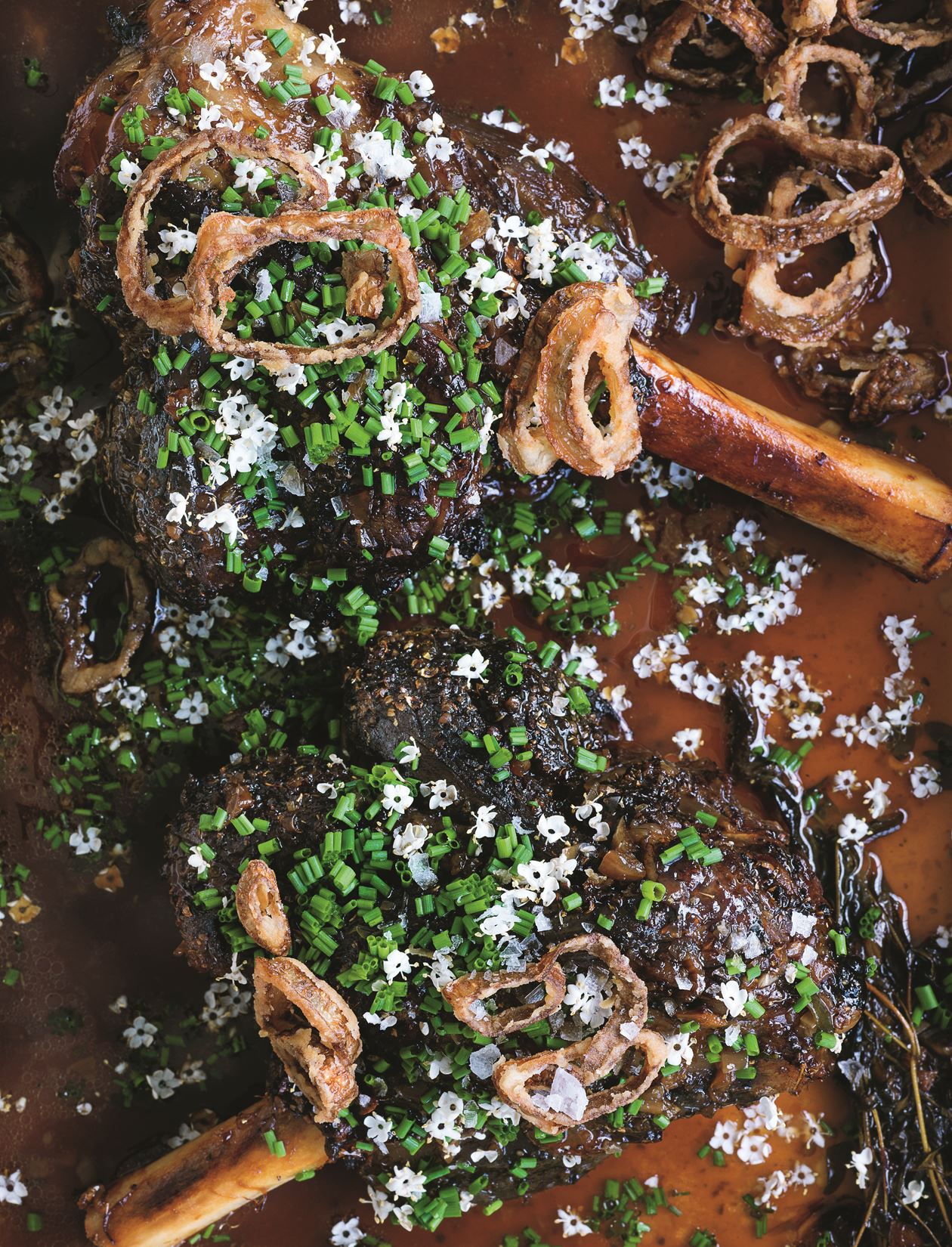 Trukket lammeskank med hvedeøl og hyldeblomst