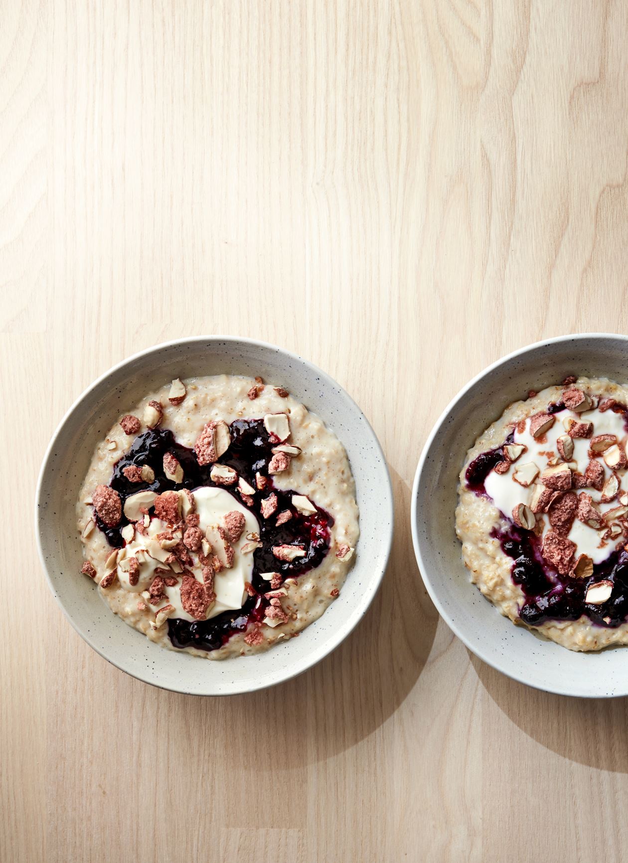 Havregrød med blåbærmarmelade og brændte mandler