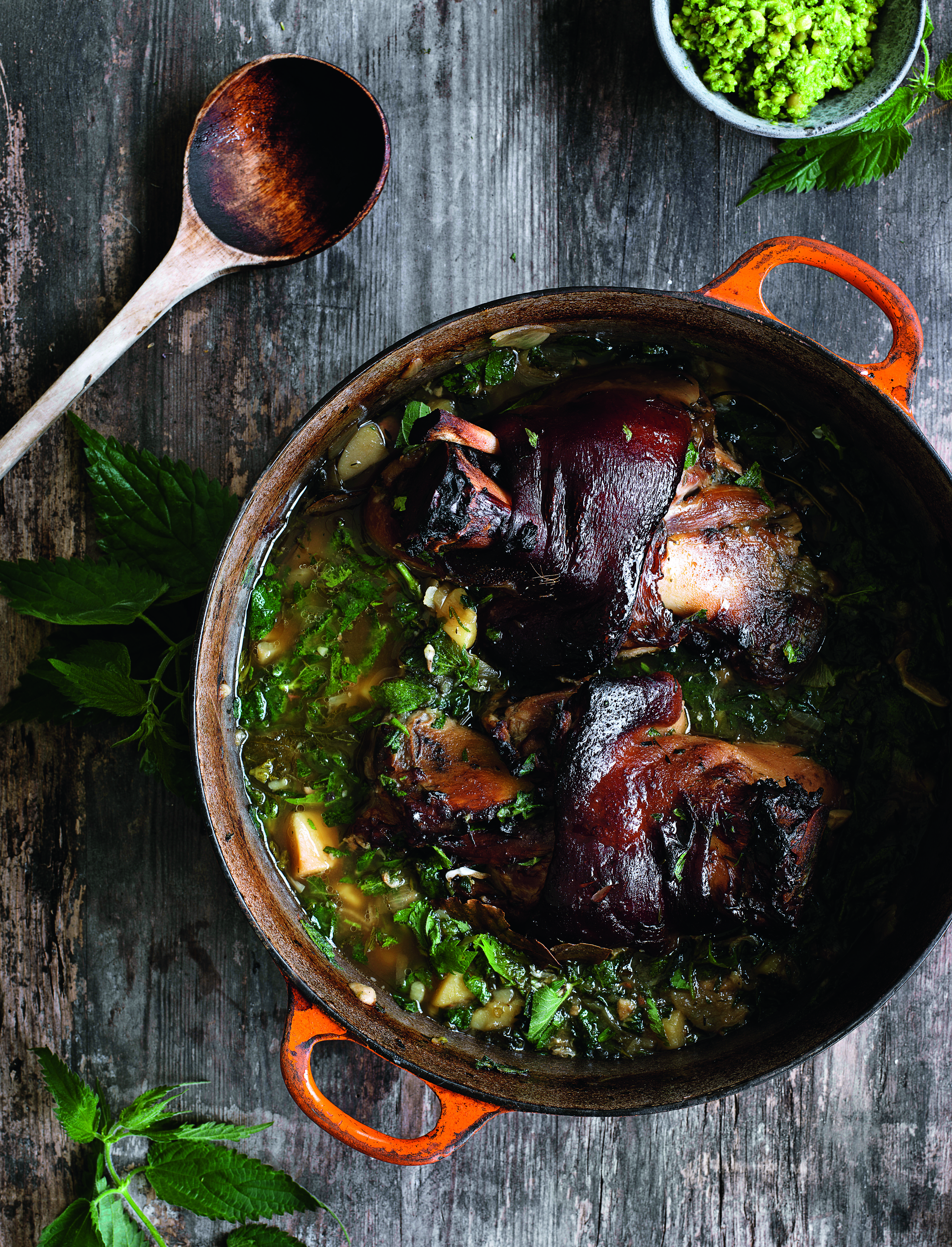 Svineskank med brændenælder, kartofler og ramsløgssalse