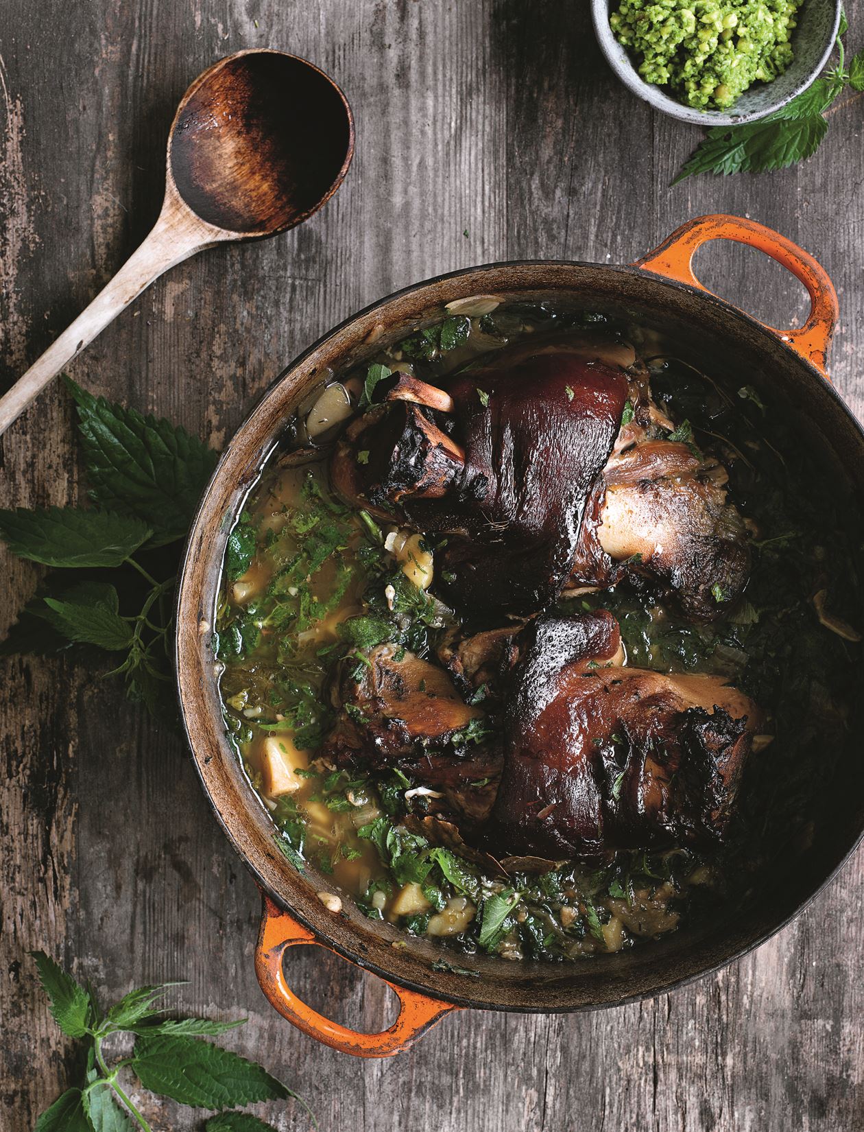 Svineskank med brændenælder, kartofler og ramsløgssalse