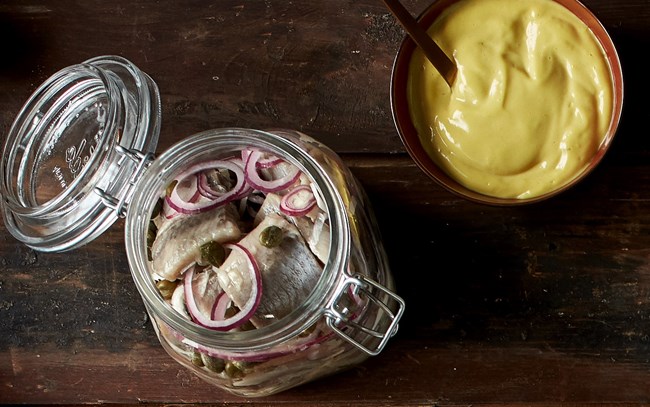 Sild med krydderier, æggeblommecreme med mild karry til den klassiske julefrokost