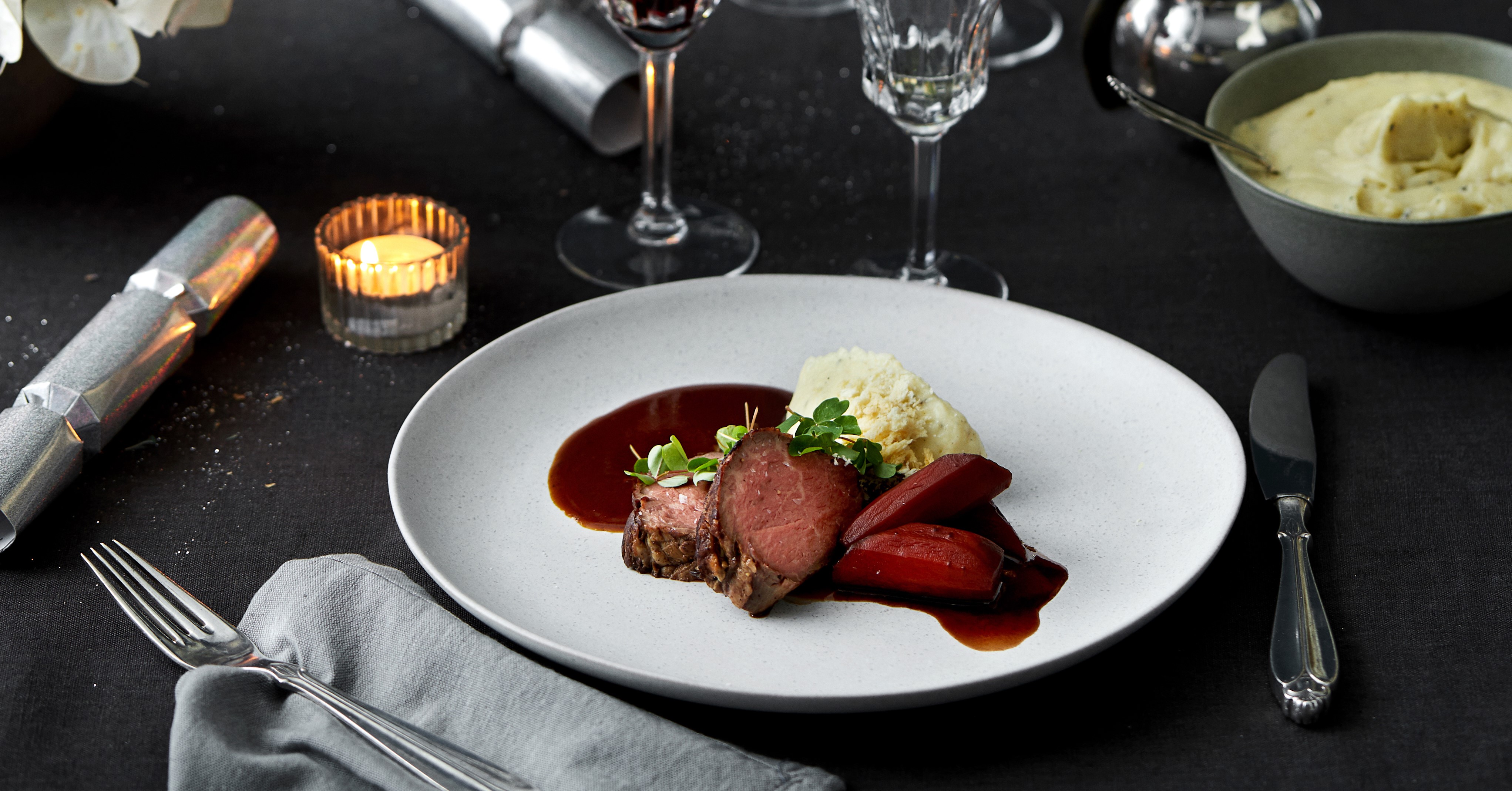 Meyers nytårsmenu 2020 - Chateaubriand af dansk oksemørbrad med pocherede gulerødder, luftig kartoffelmos