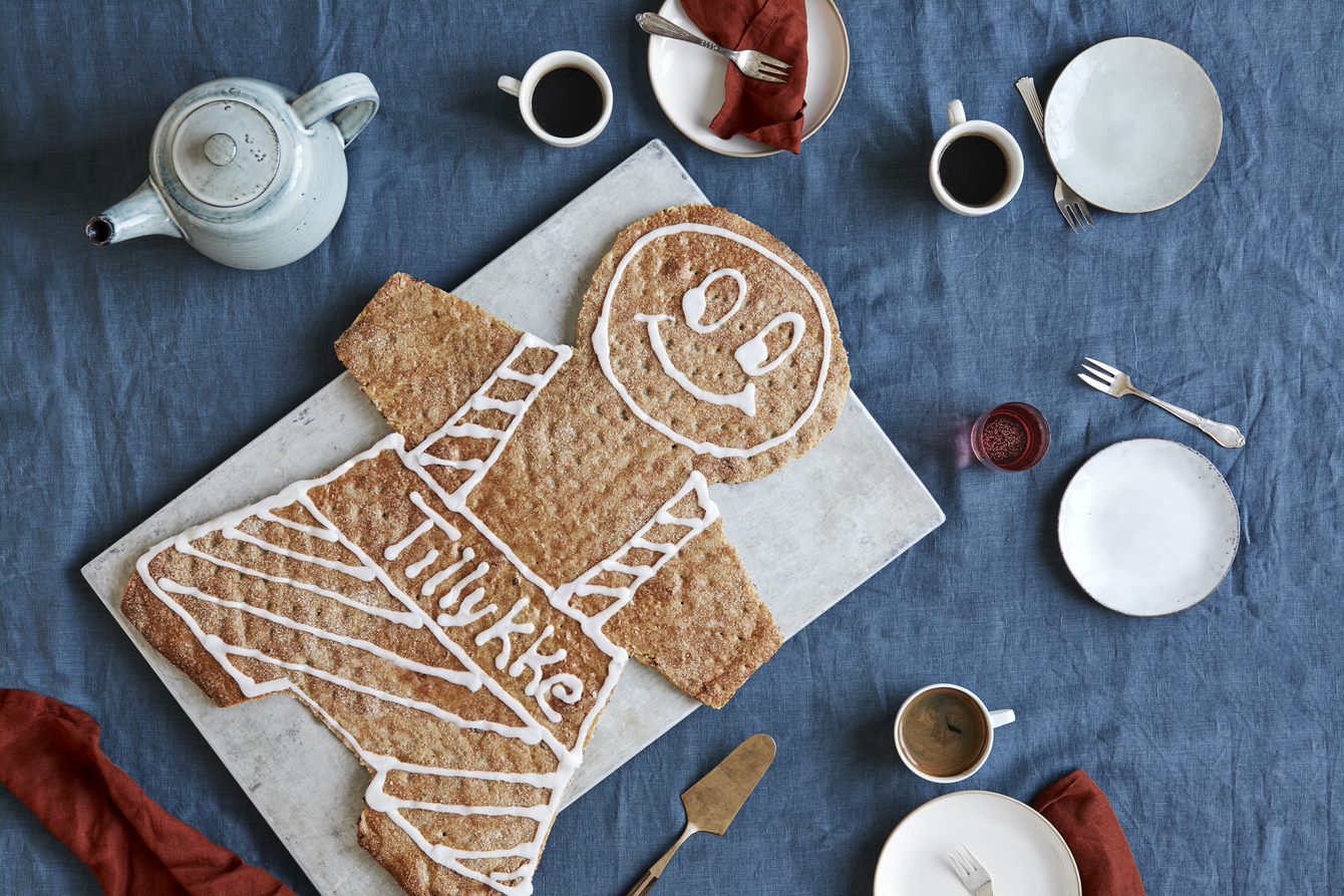 Kagemand af hindbærsnitte til fødselsdag med marcipan og navn