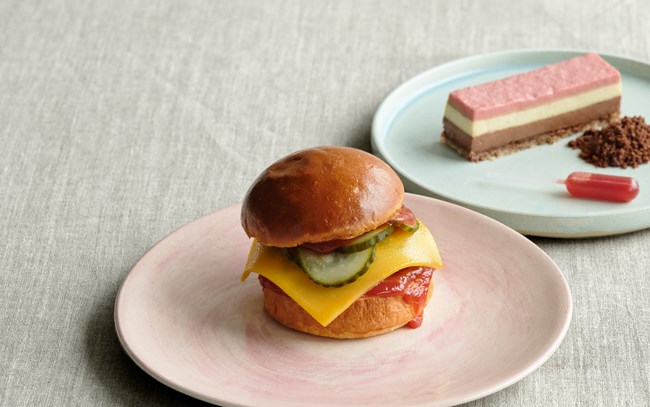 Bestil catering fra Meyers - 2 retter børnemad - Burger og moussekage.jpg