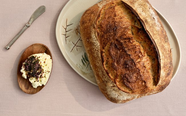 Bestil Meyers buffet - Økologisk surdejsbrød serveret med pisket smør med kærnemælk og dansk tang
